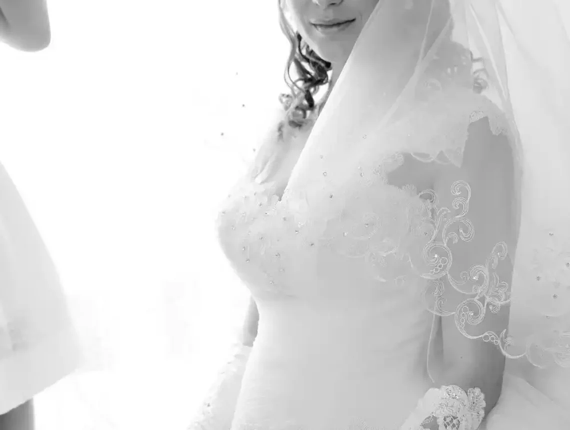 Un moment înghețat în timp: Un moment trecător de fericire a nunții este gravat pentru totdeauna în frumusețea atemporală a alb-negru.