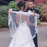 Cuplu ținându-se de mână pe străduțele din Verona, pregătiri pentru nuntă